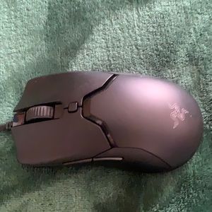 This gaming mouse has adjustable sensitivity